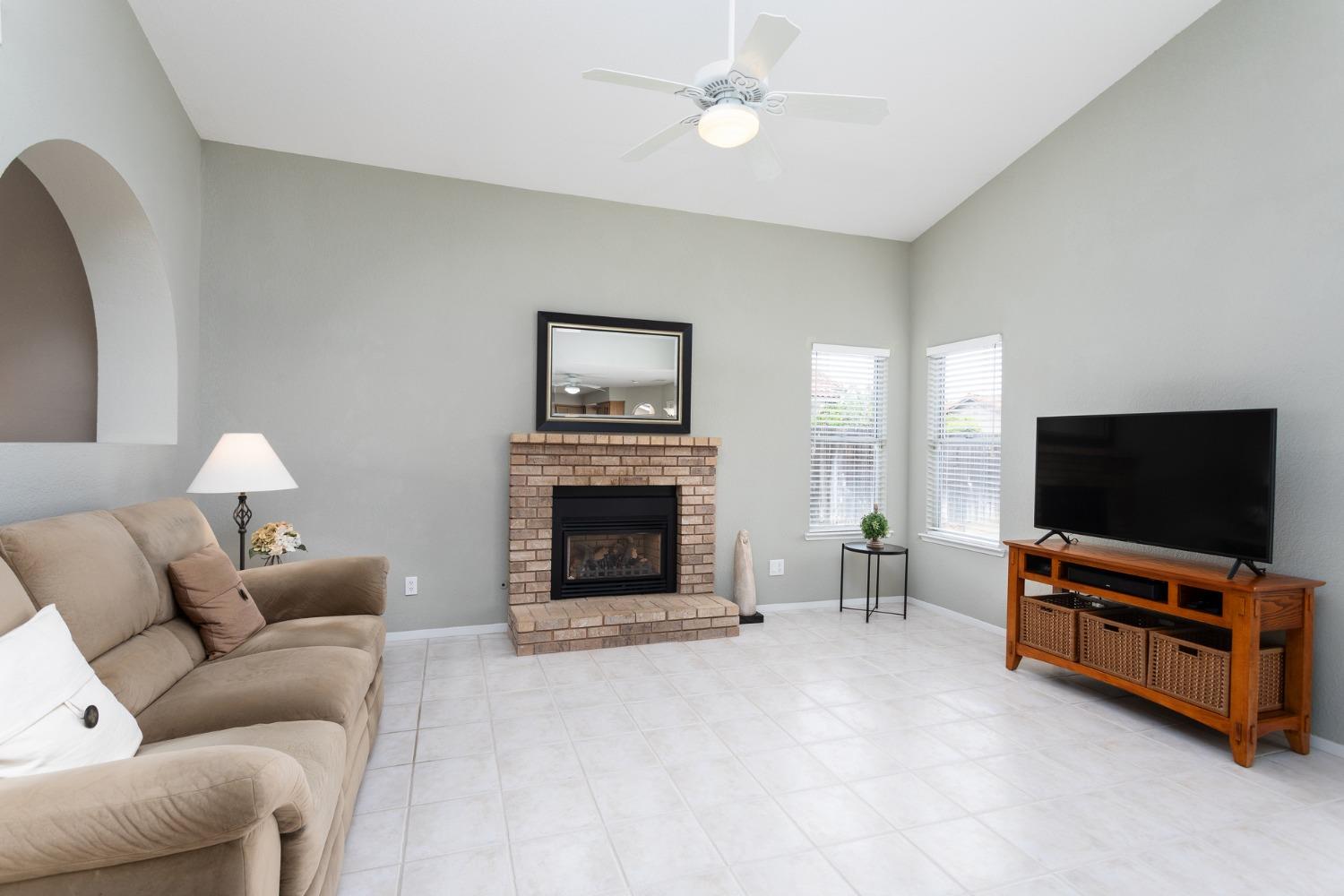 847 Amber Avenue Clovis, CA 93611 - Photo 11 of 53