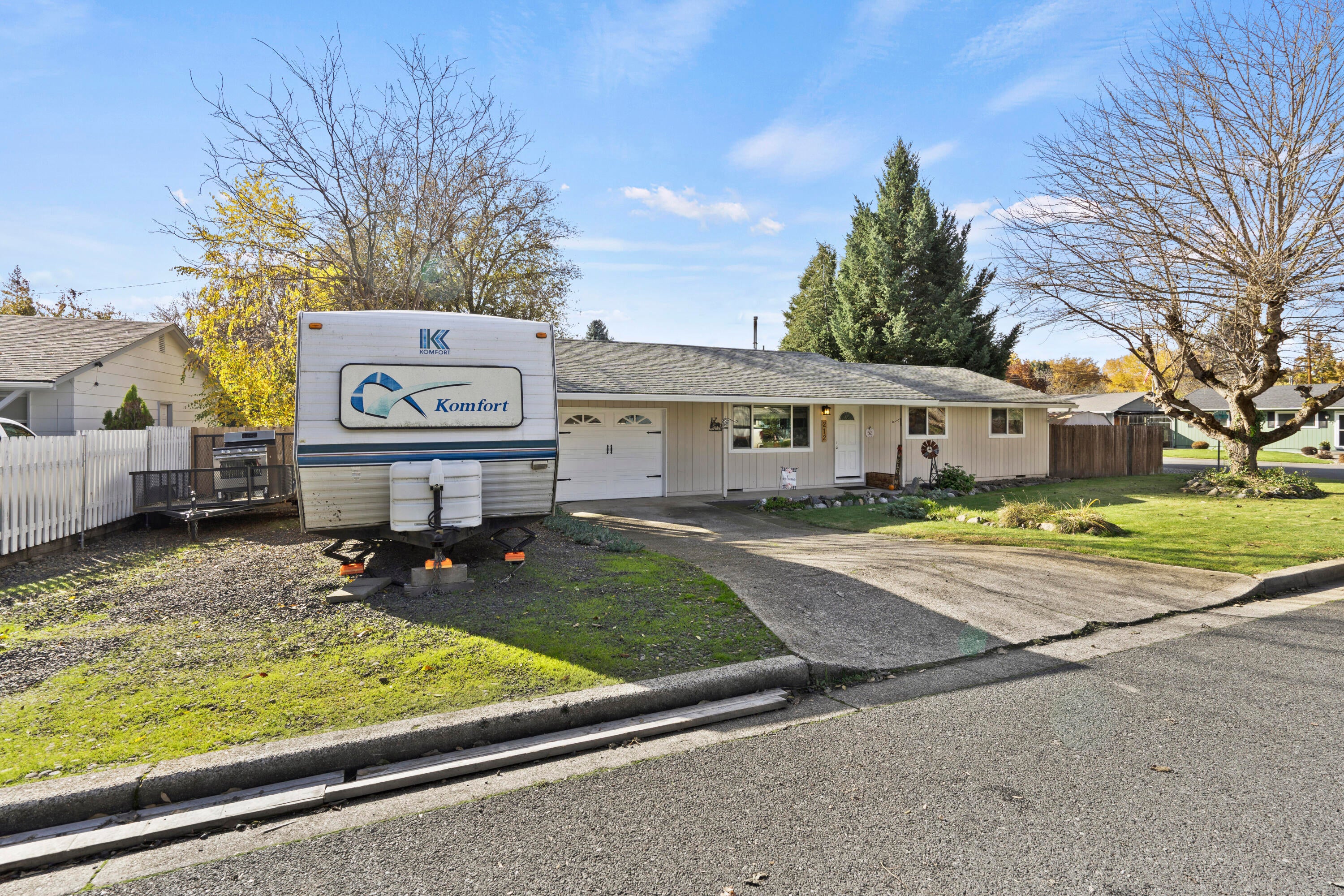212 Rodale Drive Eagle Point, OR 97524 - Photo 2 of 23 TONS of parking!
