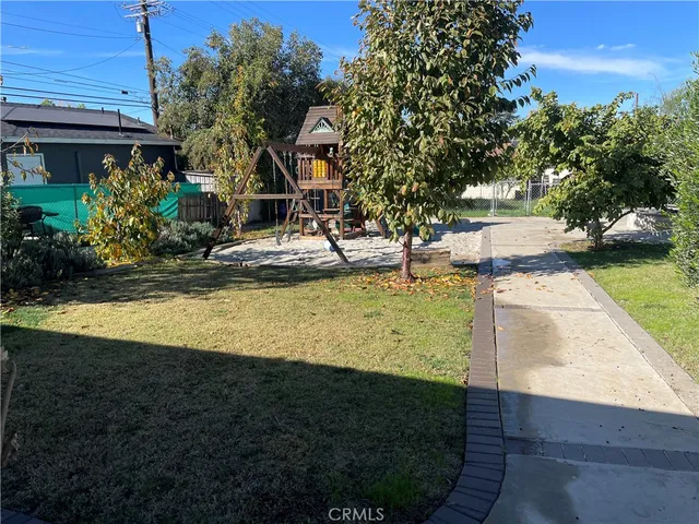 a view of a yard with plants