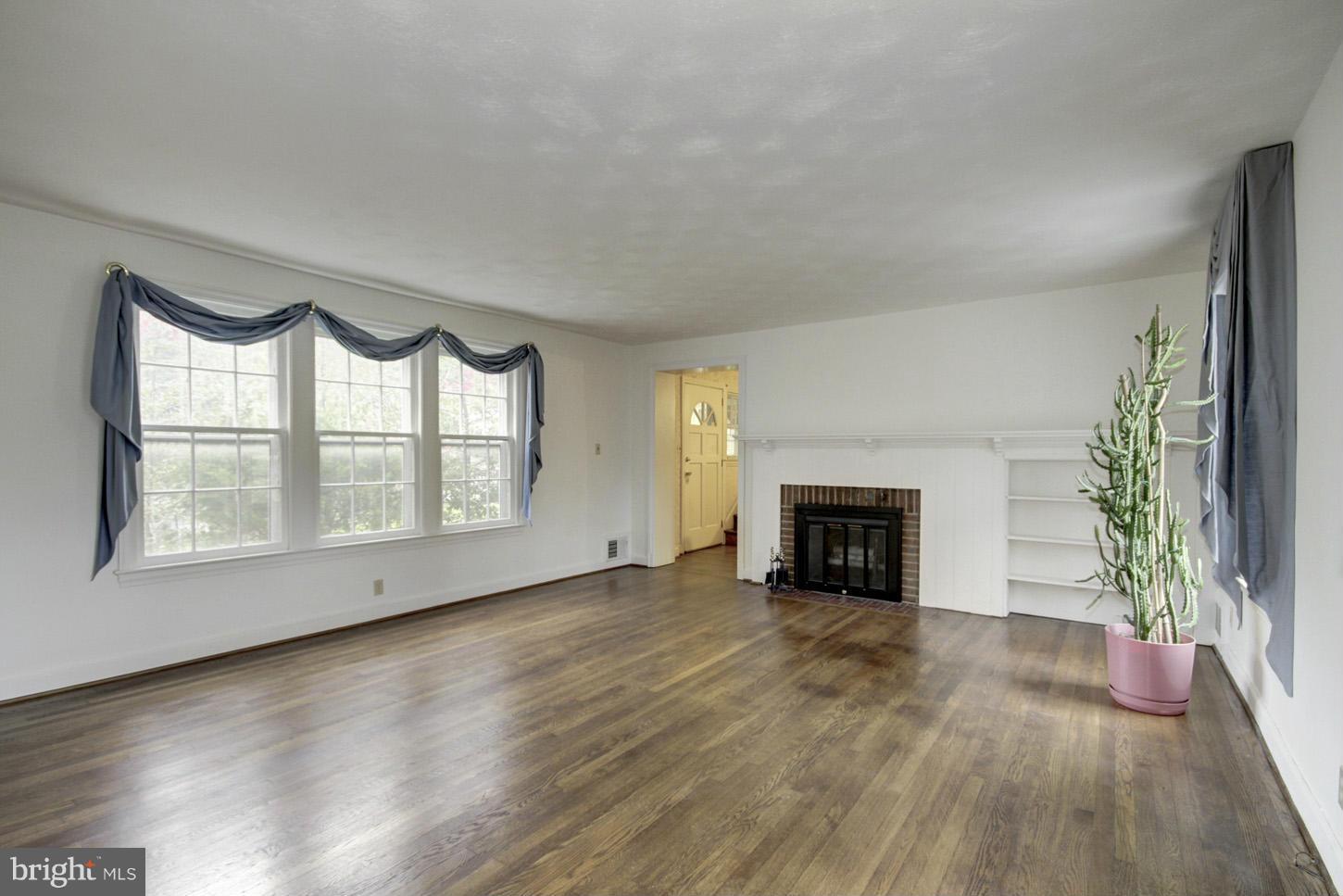 10303 Naglee Road Silver Spring, MD 20903 - Photo 4 of 25 Living Room