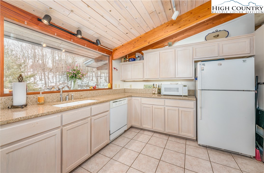 507 Pine Ridge Road Beech Mountain, NC 28604 - Photo 20 of 49