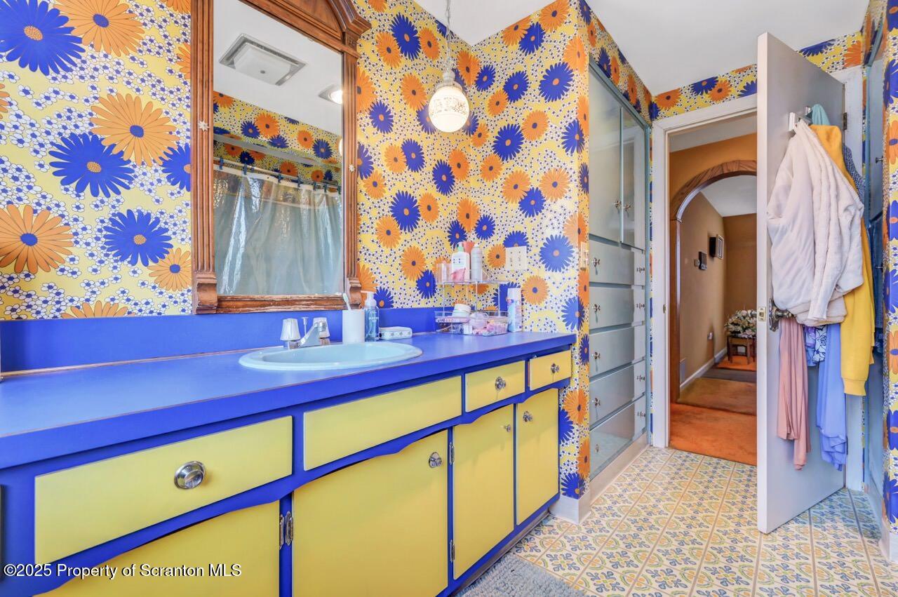 828 Glenwood Road Old Forge, PA 18518 - Photo 60 of 97 a view of a hallway with front door