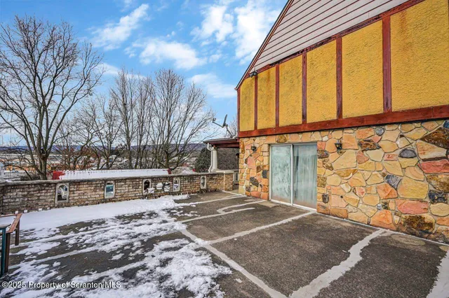 $500,000 | 828 Glenwood Road, Old Forge, PA 18518