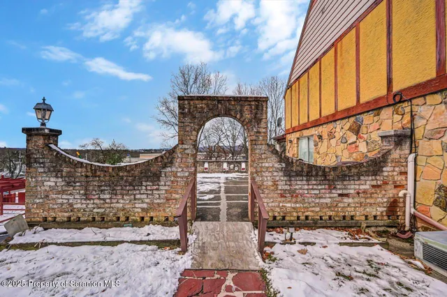 $500,000 | 828 Glenwood Road, Old Forge, PA 18518