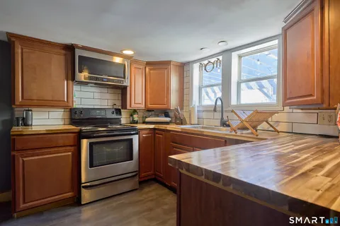 $390,000 | 3 Woodstock Avenue West, Putnam, CT 06260