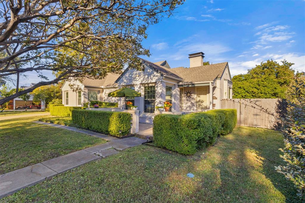 9461 Waterview Road Dallas, TX 75218 - Photo 4 of 40 a front view of a house with garden