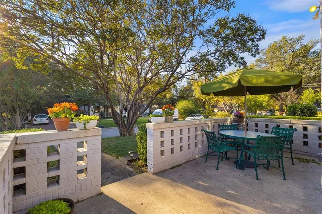 a view of a chairs and table in backyard