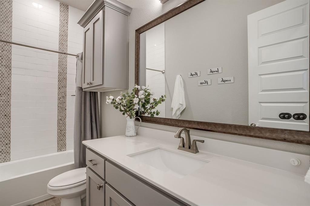 5637 Pope Creek Road Fort Worth, TX 76126 - Photo 22 of 40 Additional main floor bath.