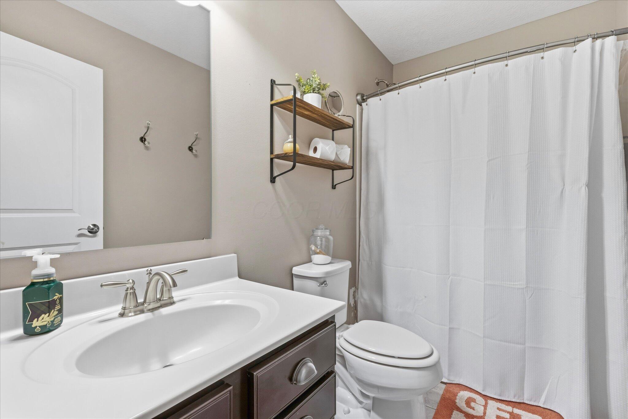 3033 Pasture Ridge Drive Powell, OH 43065 - Photo 27 of 35 Full Hall Bathroom