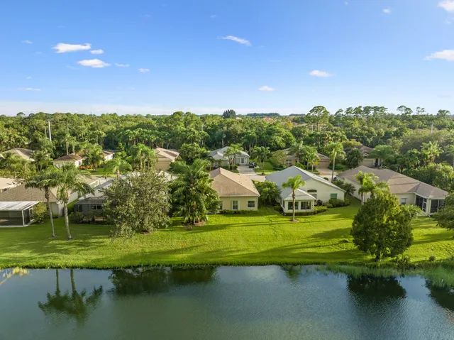 a view of yard with green space