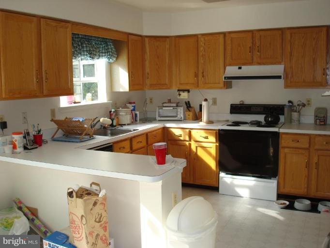 6149 Good Hunters Ride Columbia, MD 21045 - Photo 8 of 30 a kitchen with a sink and a stove
