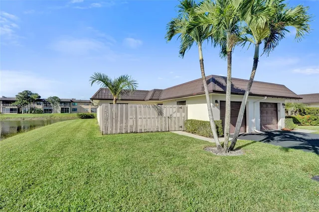 a view of a house with backyard and a tub