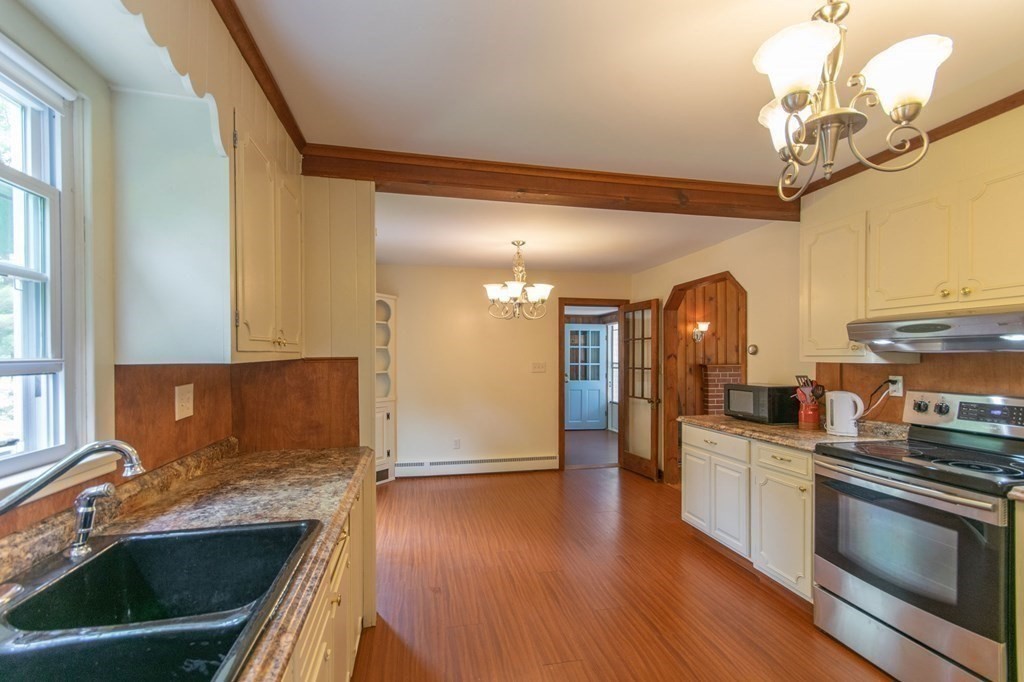 37 Mountain Road Holyoke, MA 01040 - Photo 5 of 39