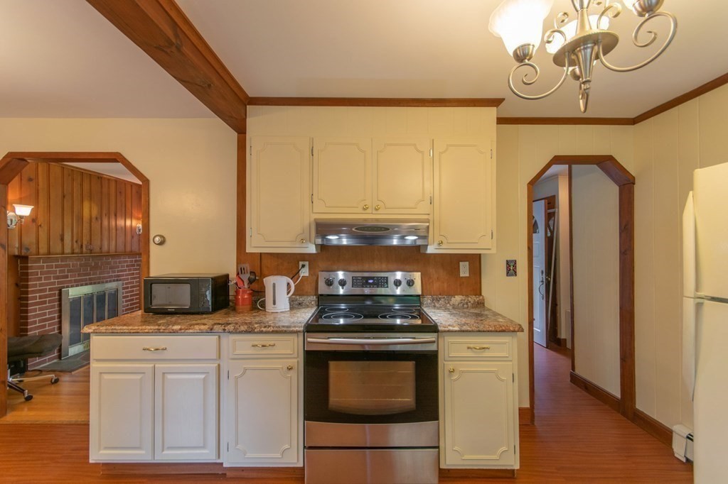 37 Mountain Road Holyoke, MA 01040 - Photo 6 of 39