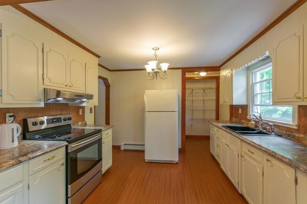 37 Mountain Road Holyoke, MA 01040 - Photo 8 of 39