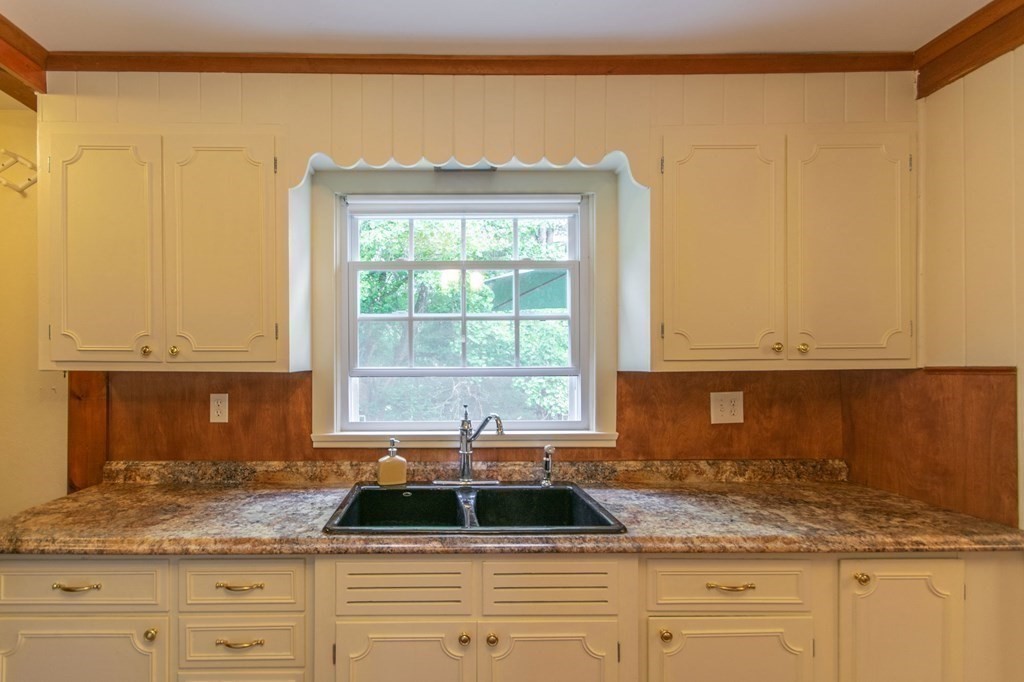37 Mountain Road Holyoke, MA 01040 - Photo 9 of 39