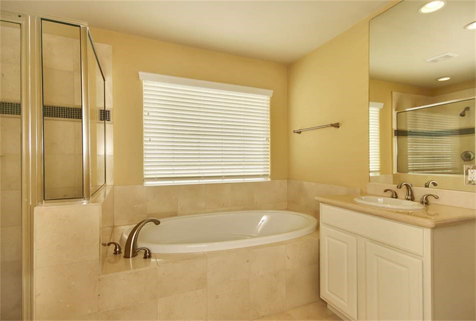 1717 Spring Street Houston, TX 77007 - Photo 8 of 13 Large primary bath