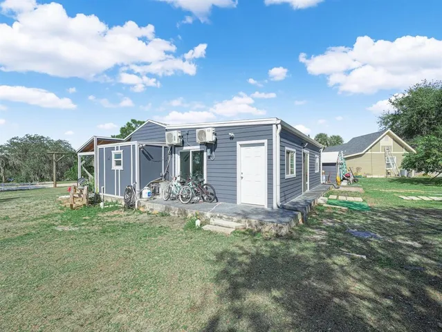 a view of a house with backyard and garden