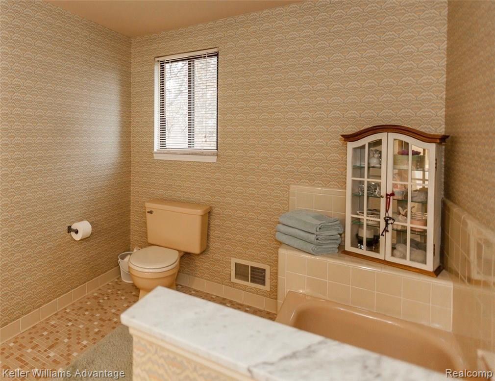 3839 Williamsburg Court Rochester, MI 48309 - Photo 20 of 23 With Marble