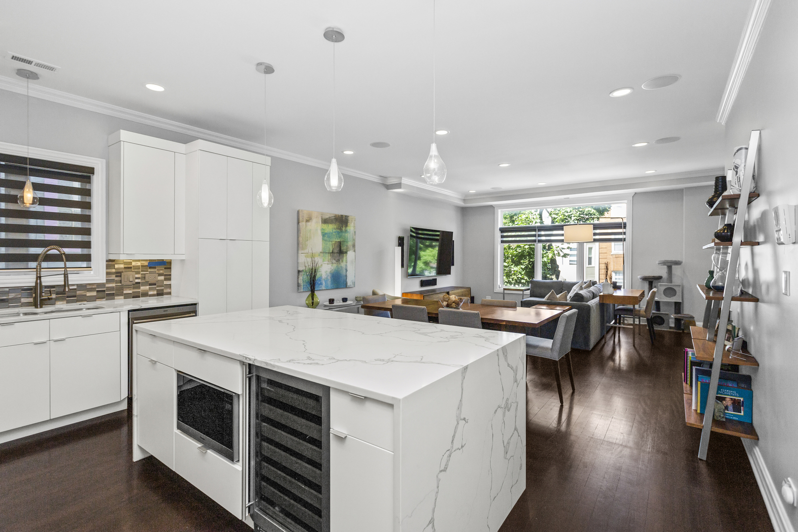 2213 West Roscoe Street, Unit 2 Chicago, IL 60618 - Photo 12 of 34