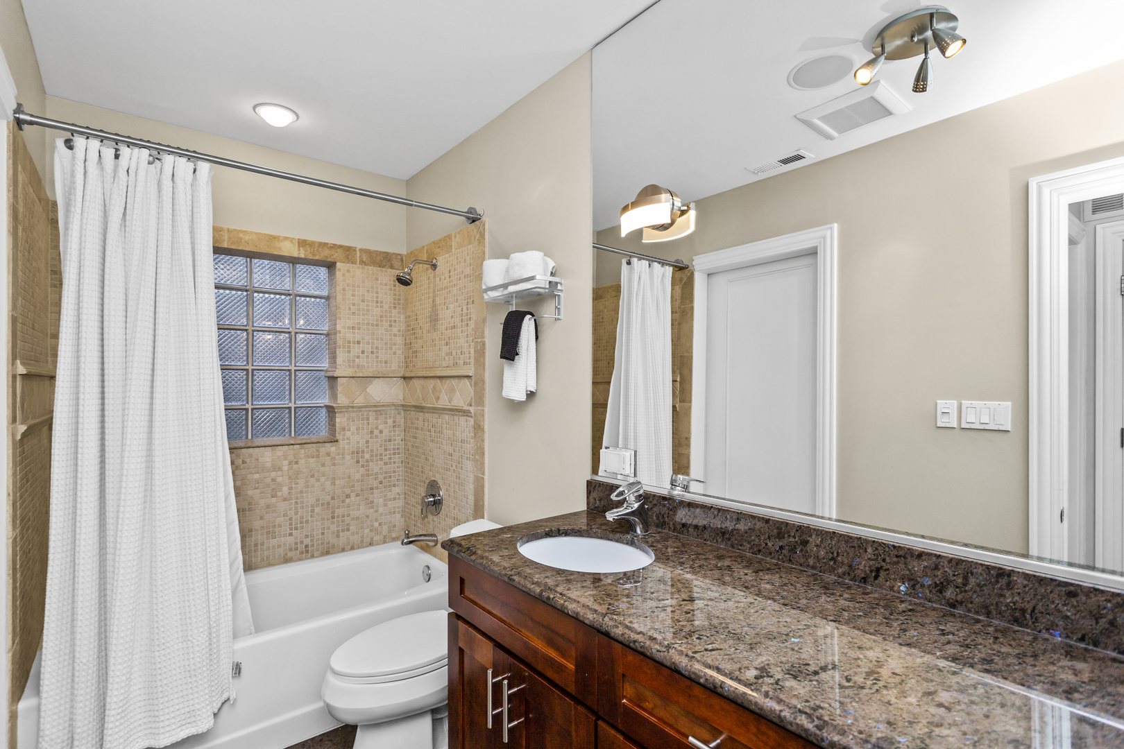 2213 West Roscoe Street, Unit 2 Chicago, IL 60618 - Photo 24 of 34