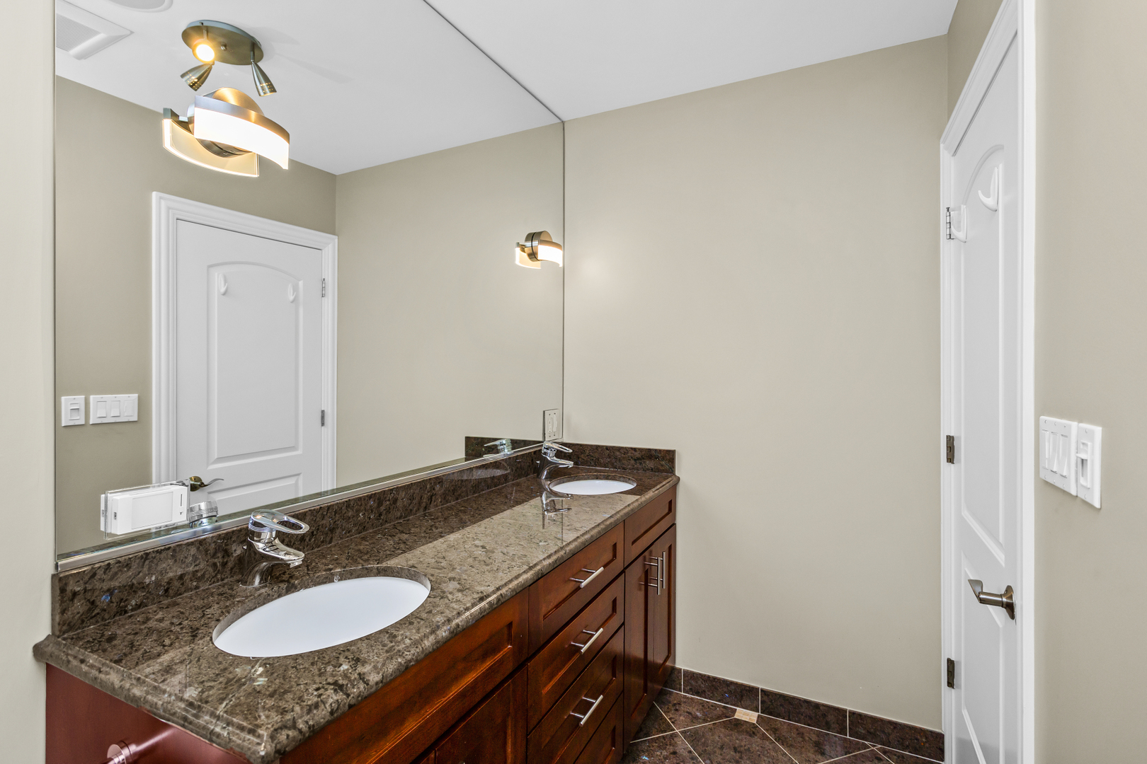 2213 West Roscoe Street, Unit 2 Chicago, IL 60618 - Photo 25 of 34