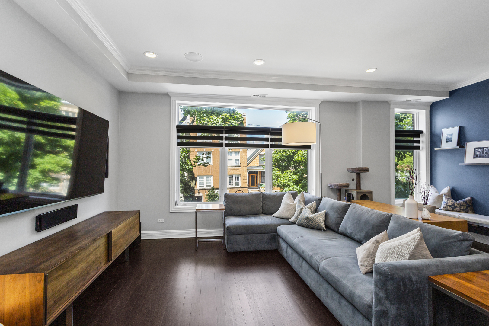 2213 West Roscoe Street, Unit 2 Chicago, IL 60618 - Photo 3 of 34