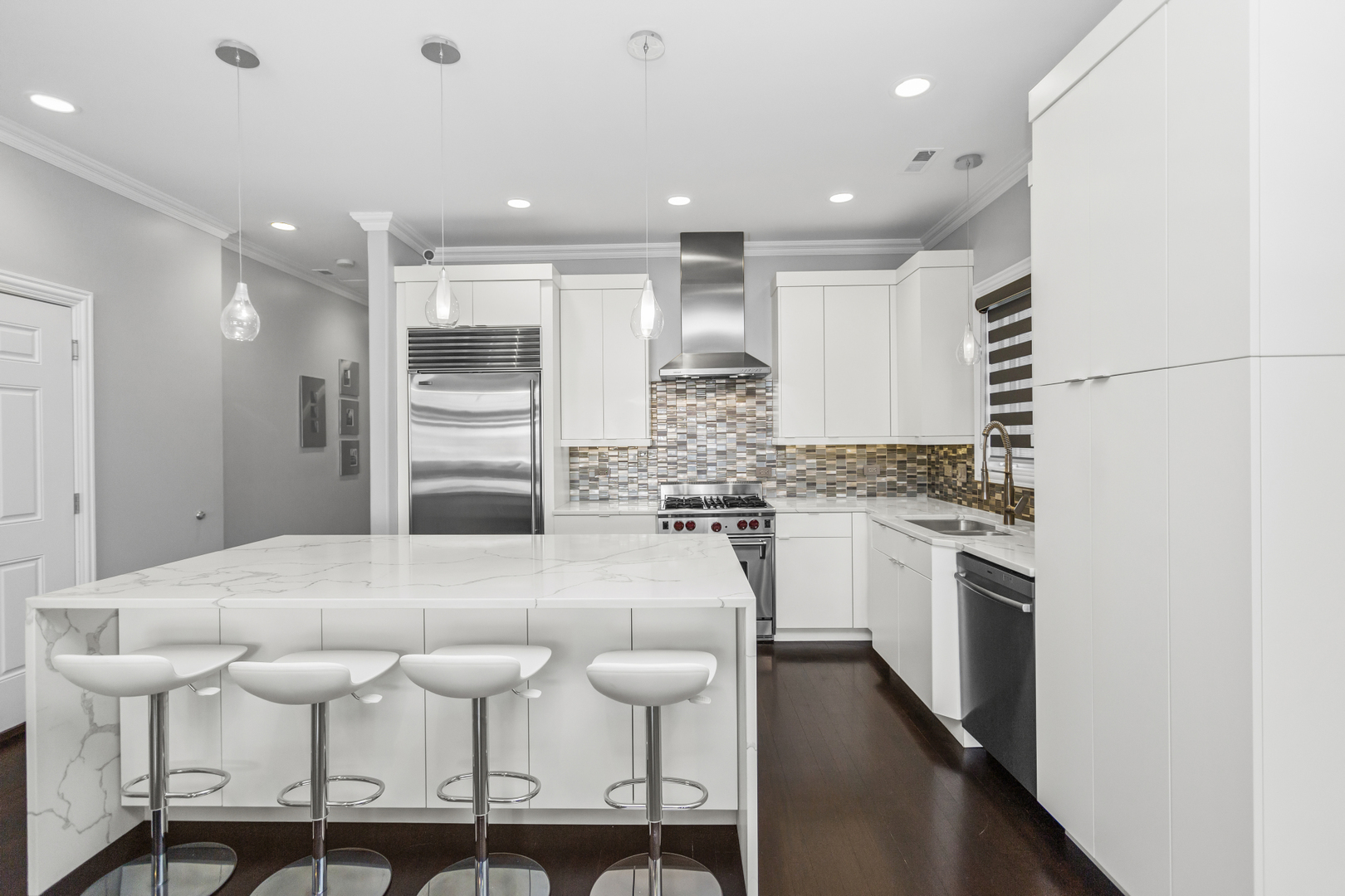 2213 West Roscoe Street, Unit 2 Chicago, IL 60618 - Photo 9 of 34