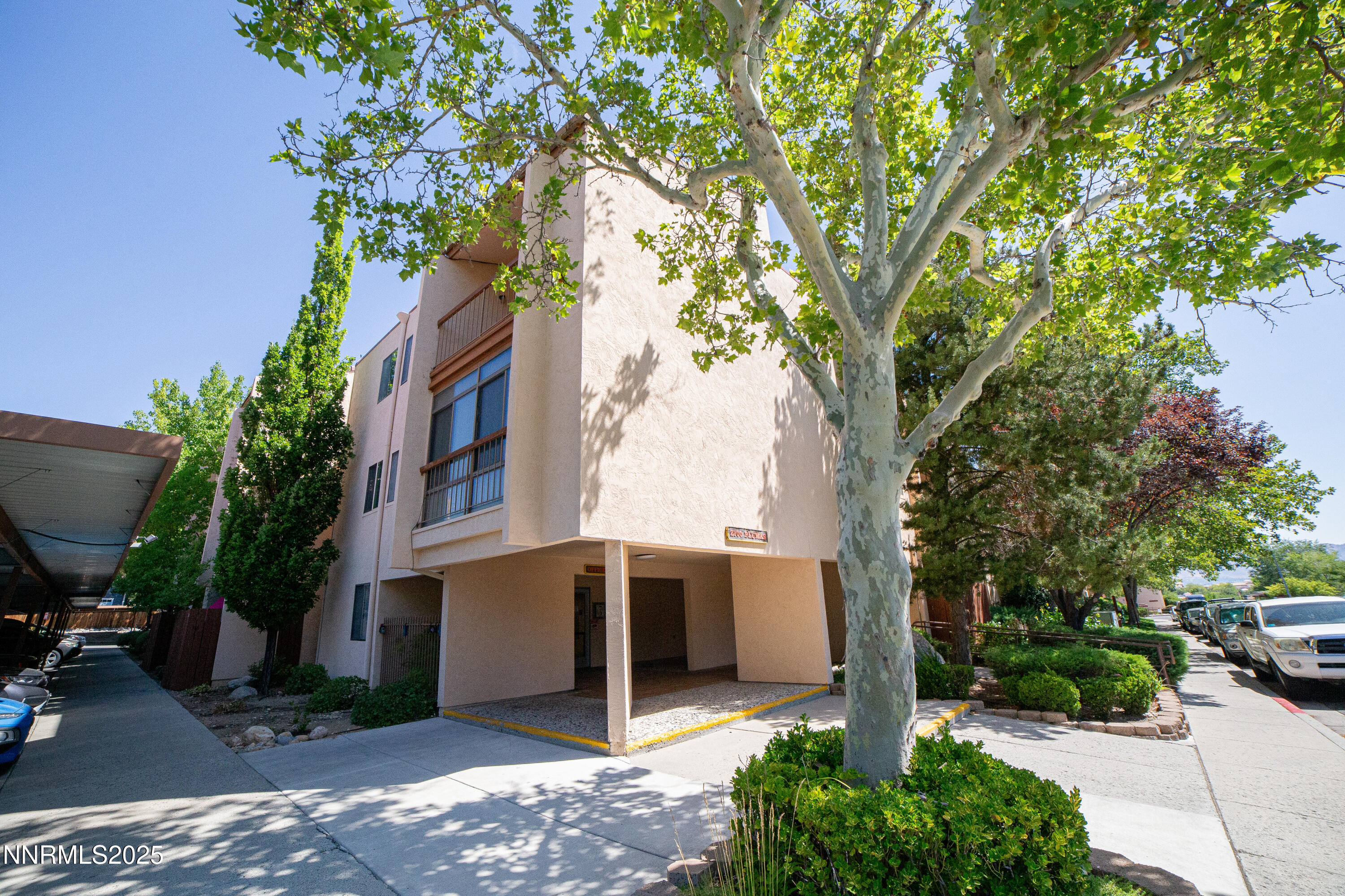 2700 Plumas Street, Unit 112 Reno, NV 89509 - Photo 16 of 17 a backyard of a house with plants and tree