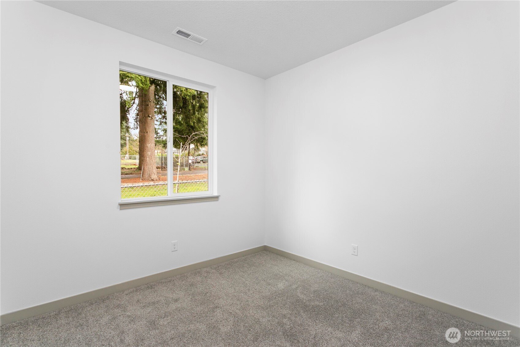 2333 West Castleman Street Longview, WA 98632 - Photo 21 of 39 an empty room with windows