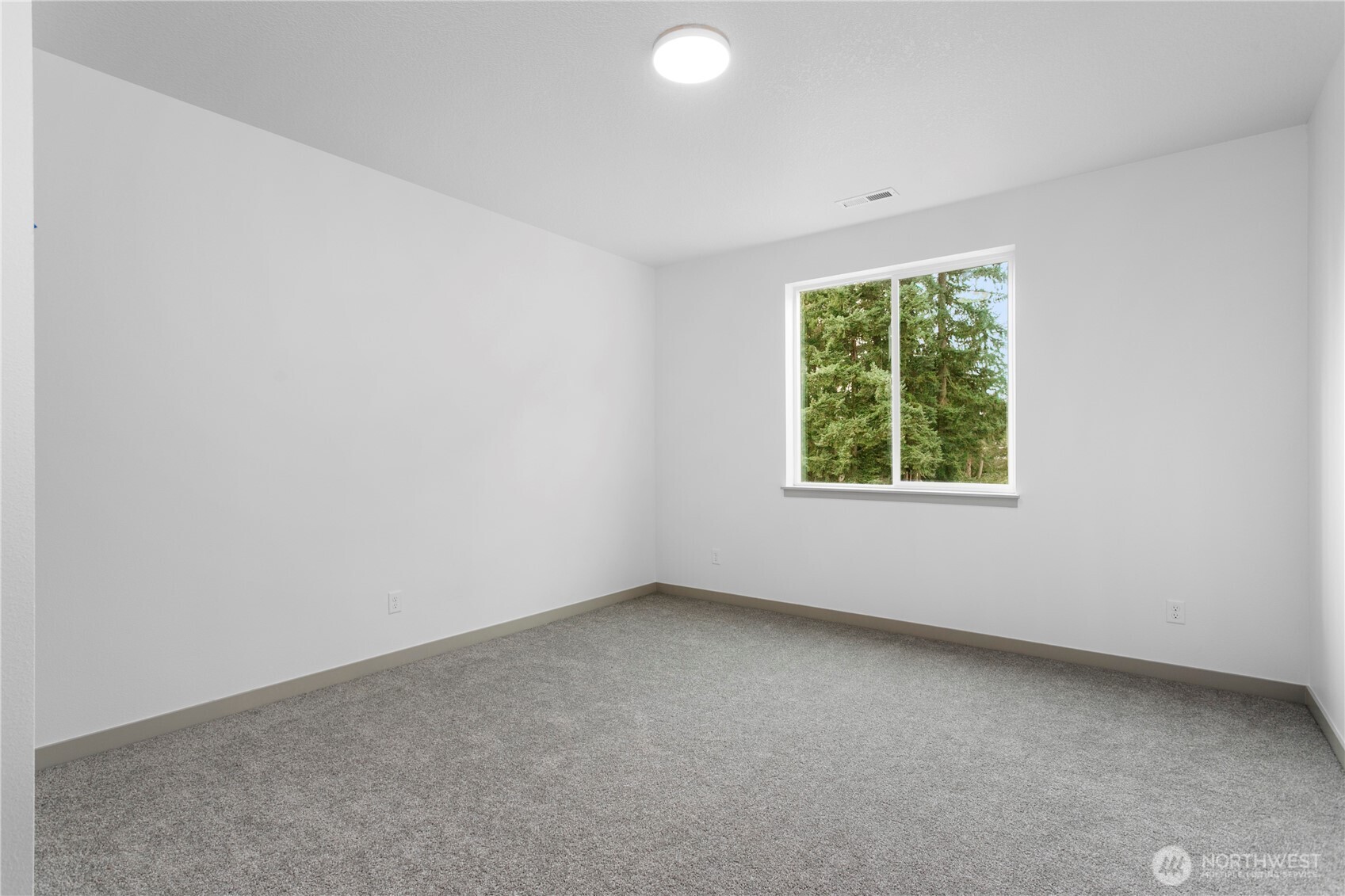 2333 West Castleman Street Longview, WA 98632 - Photo 23 of 39 an empty room with a window