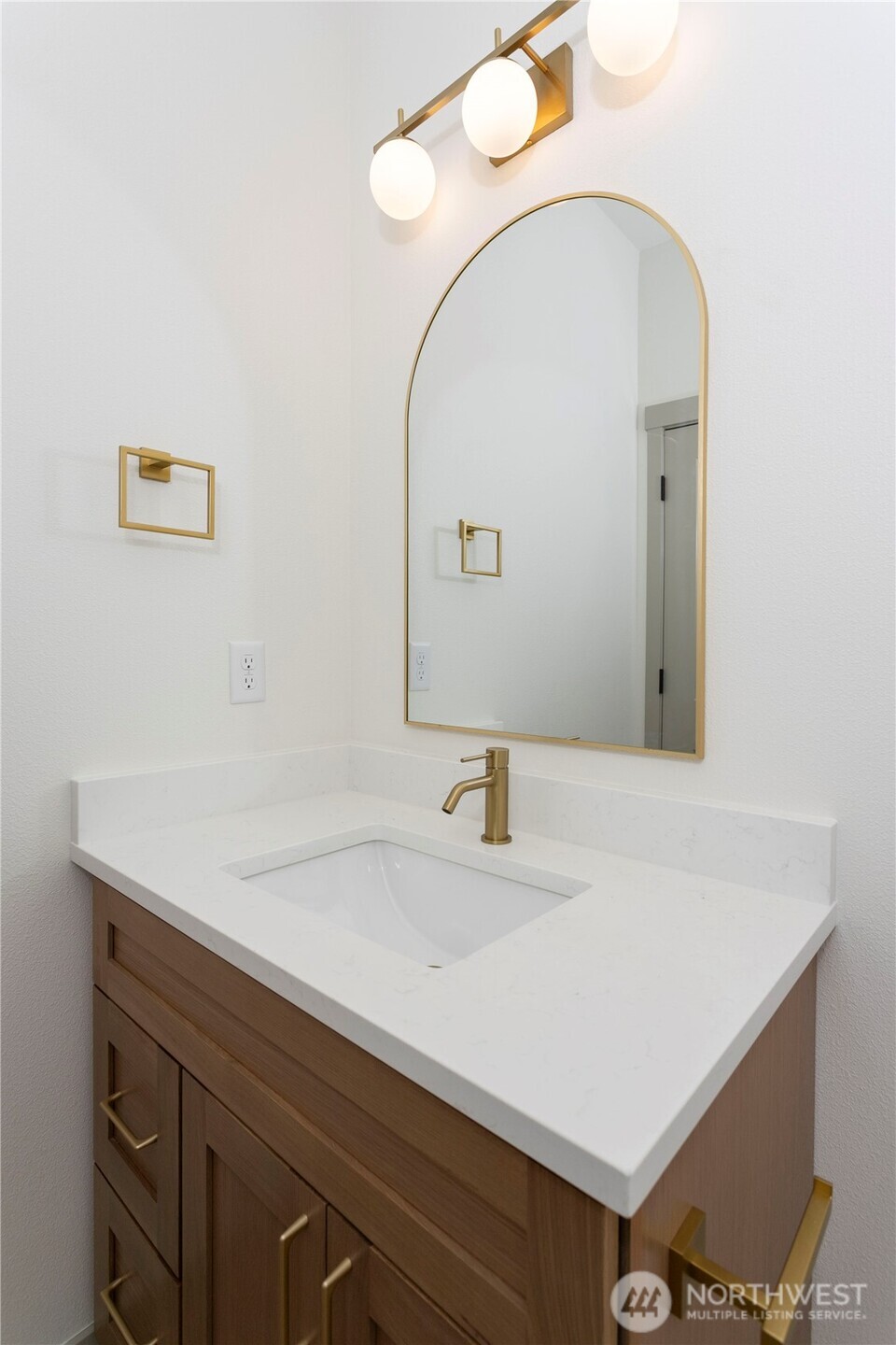 2333 West Castleman Street Longview, WA 98632 - Photo 27 of 39 a bathroom with a sink and a mirror