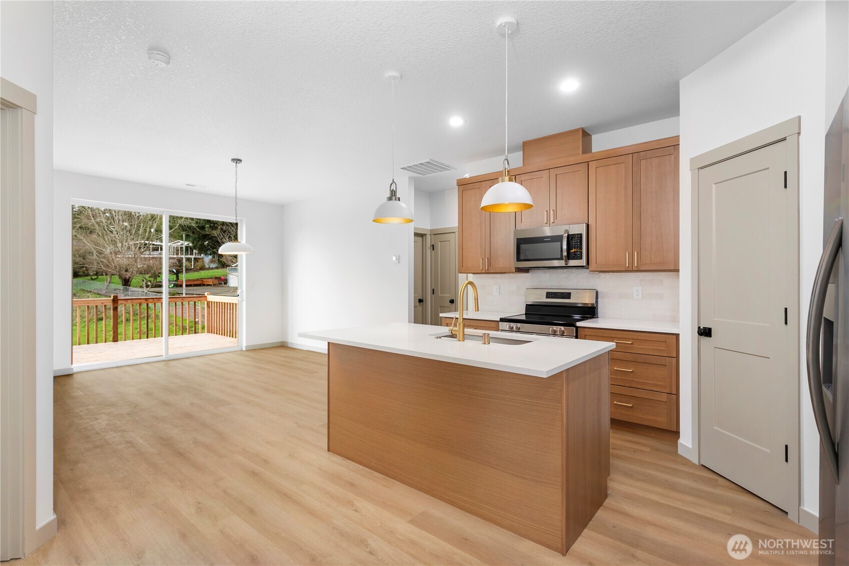 2333 West Castleman Street Longview, WA 98632 - Photo 7 of 39 a kitchen with stainless steel appliances granite countertop a stove refrigerator and a sink