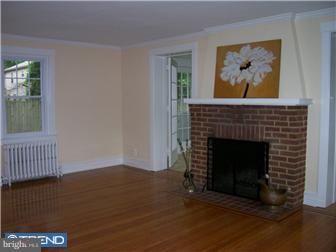 635 Crestview Road Philadelphia, PA 19128 - Photo 4 of 11 Living Room