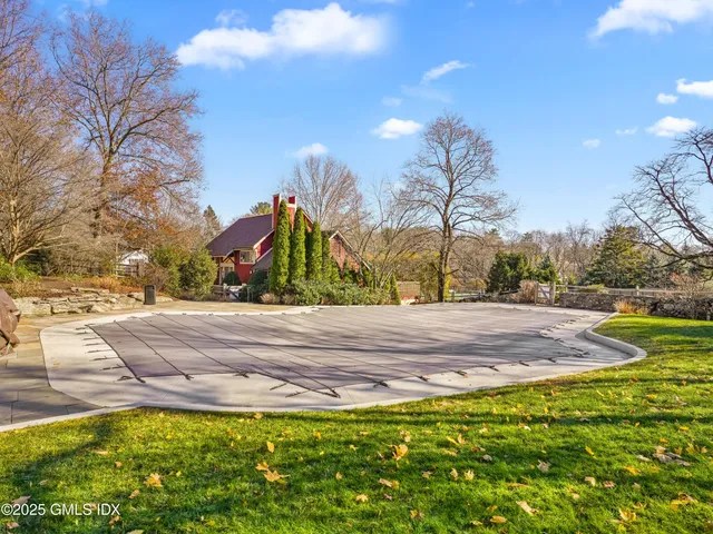 a view of a backyard