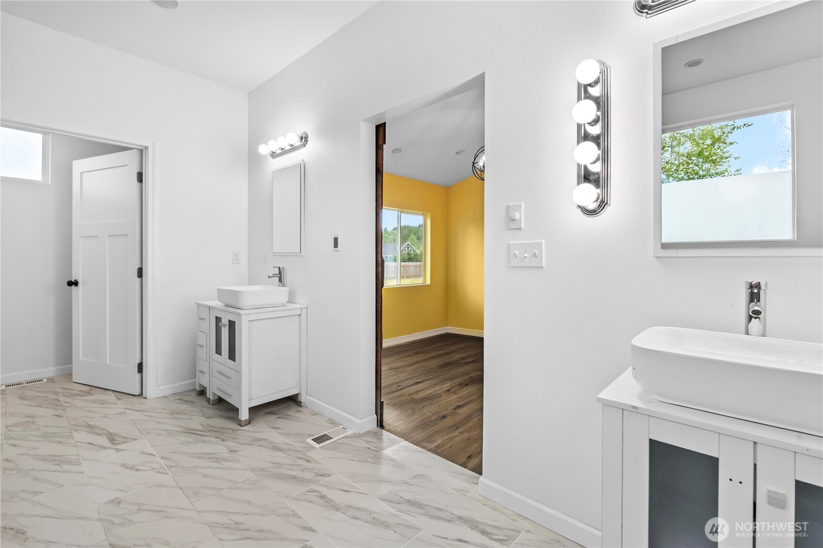 249 Flatt Road Kelso, WA 98626 - Photo 19 of 39 a view of bathroom with dual sinks