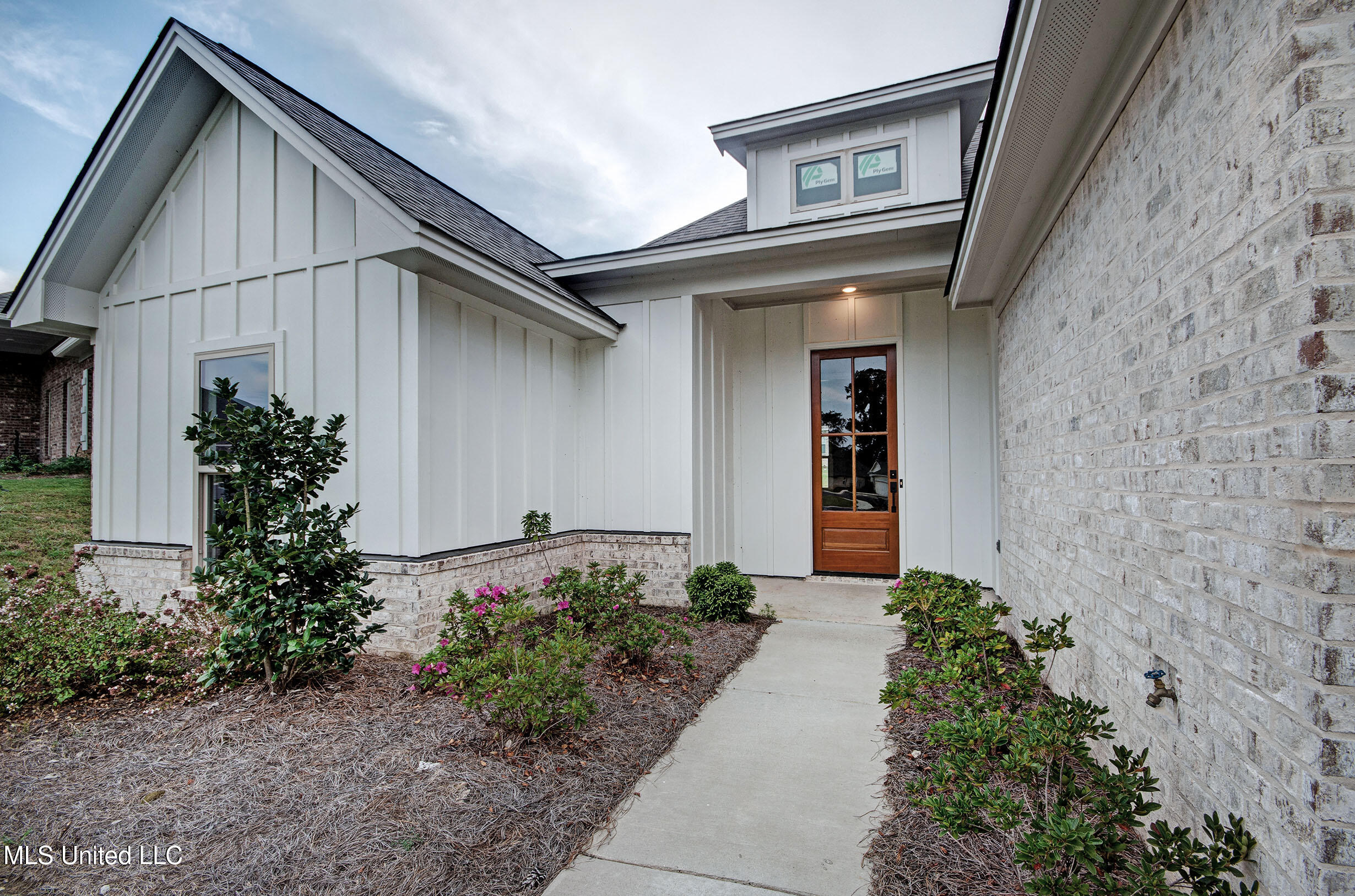 117 Southern Oak Way Canton, MS 39046 - Photo 2 of 24 IMGP1416_7_8 - Copy