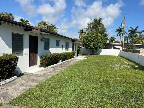 $1,750 | 809 Northeast 2nd Street, Unit 2, Hallandale Beach, FL 33009