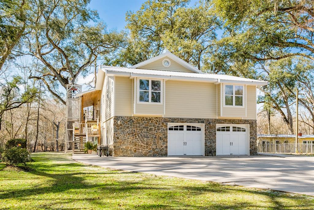 498 Southwest Manatee Terrace Fort White, FL 32038 - Photo 3 of 50 a front view of a house with a yard