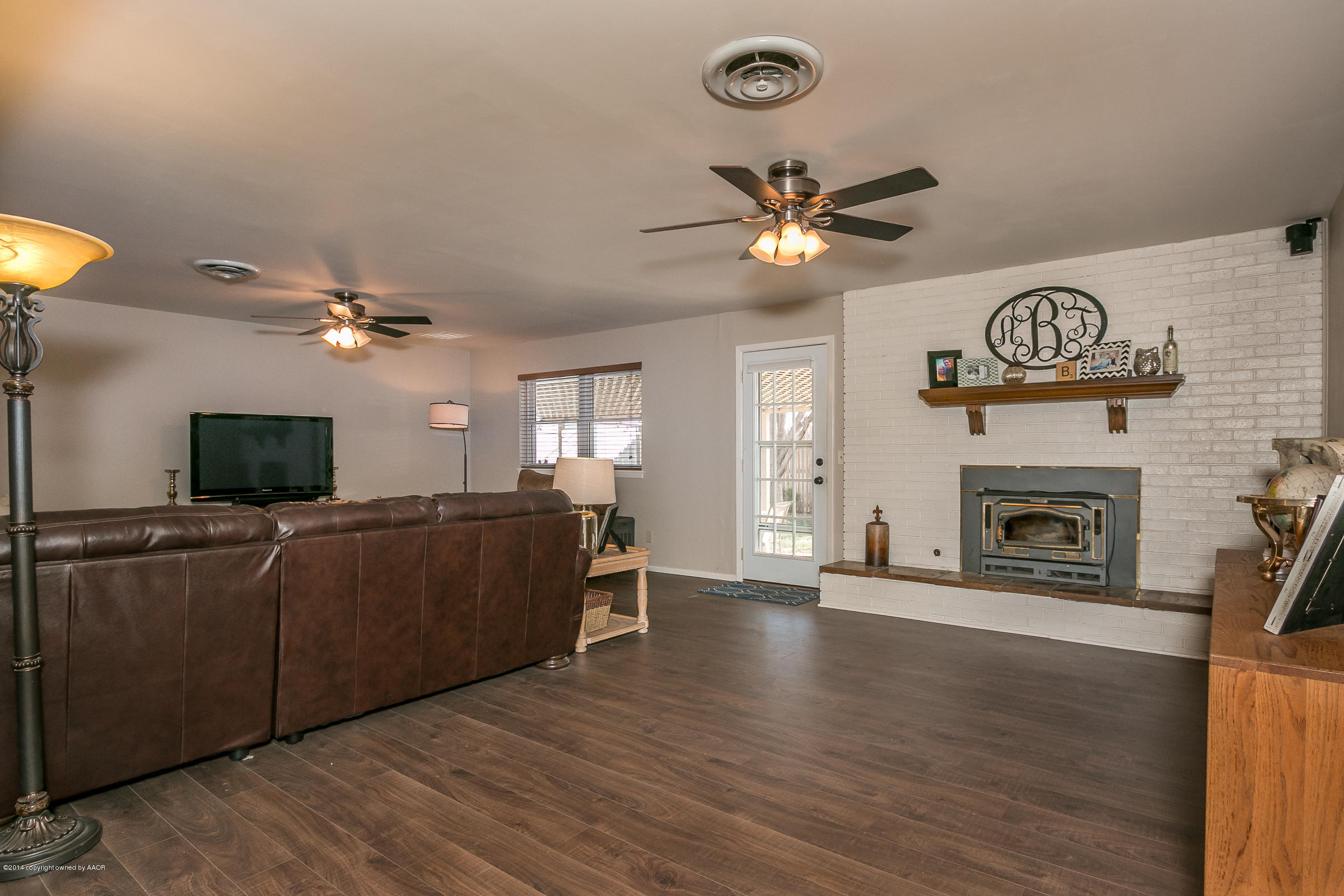 6009 Dreyfuss Road Amarillo, TX 79106 - Photo 11 of 23 a living room with furniture and a fireplace