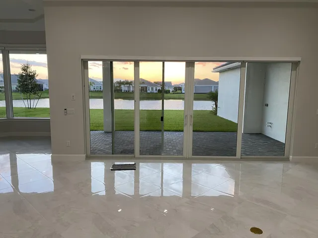 a view of a big room with kitchen island