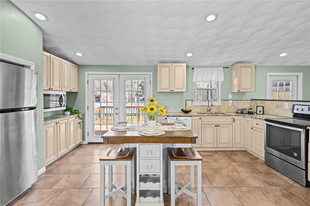 273 Main Street Cranston, RI 02831 - Photo 2 of 41