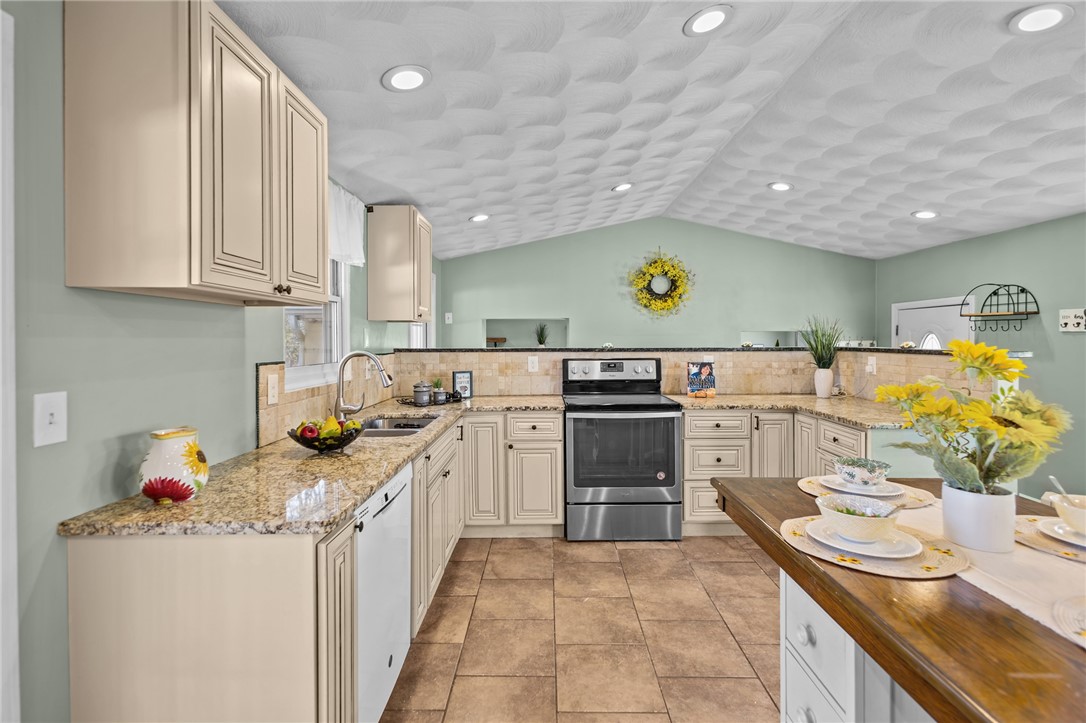 273 Main Street Cranston, RI 02831 - Photo 3 of 41