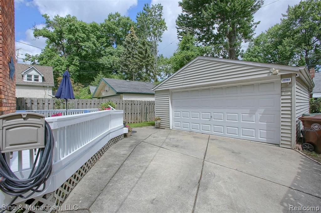 2110 Hampton Road Grosse Pointe Woods, MI 48236 - Photo 29 of 31