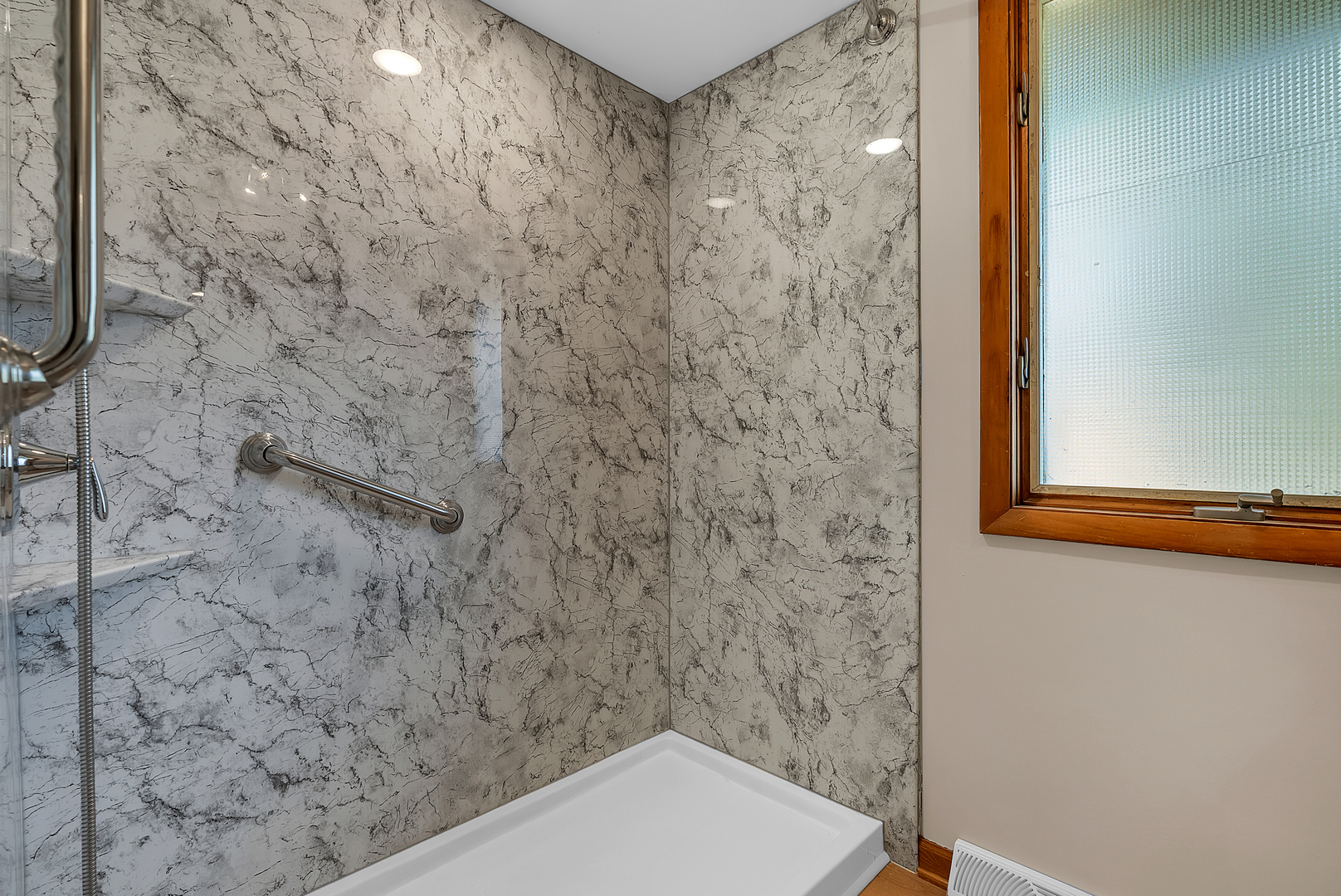 2957 192nd Place Lansing, IL 60438 - Photo 14 of 25 a bathroom with a shower