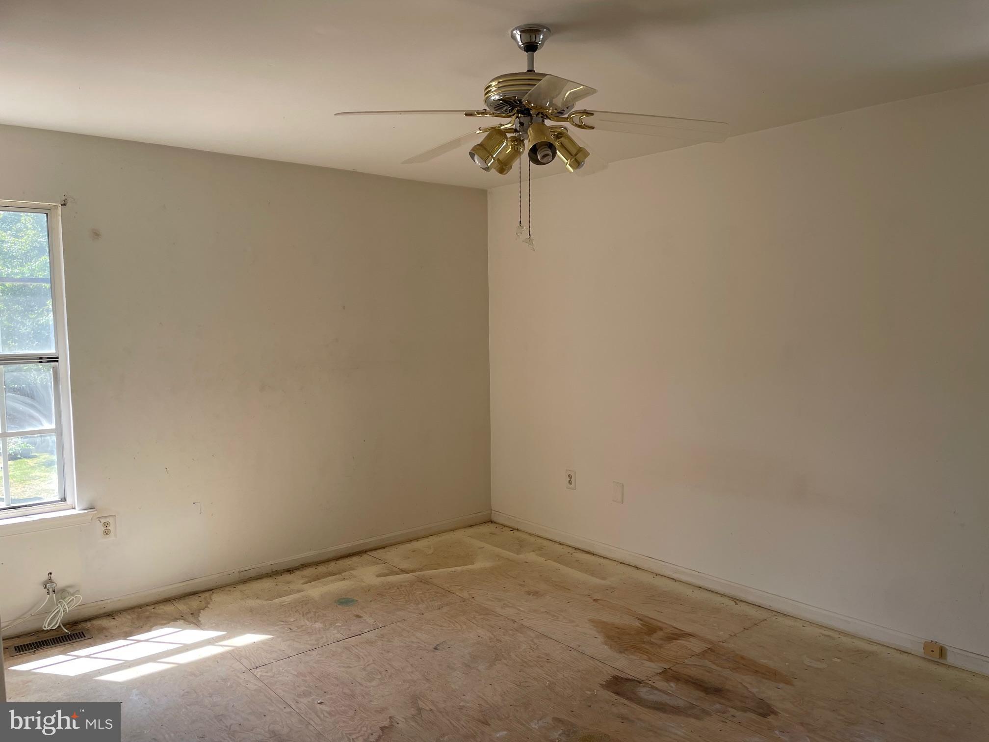 13403 Pendleton Street Fort Washington, MD 20744 - Photo 10 of 19 an empty room with a window