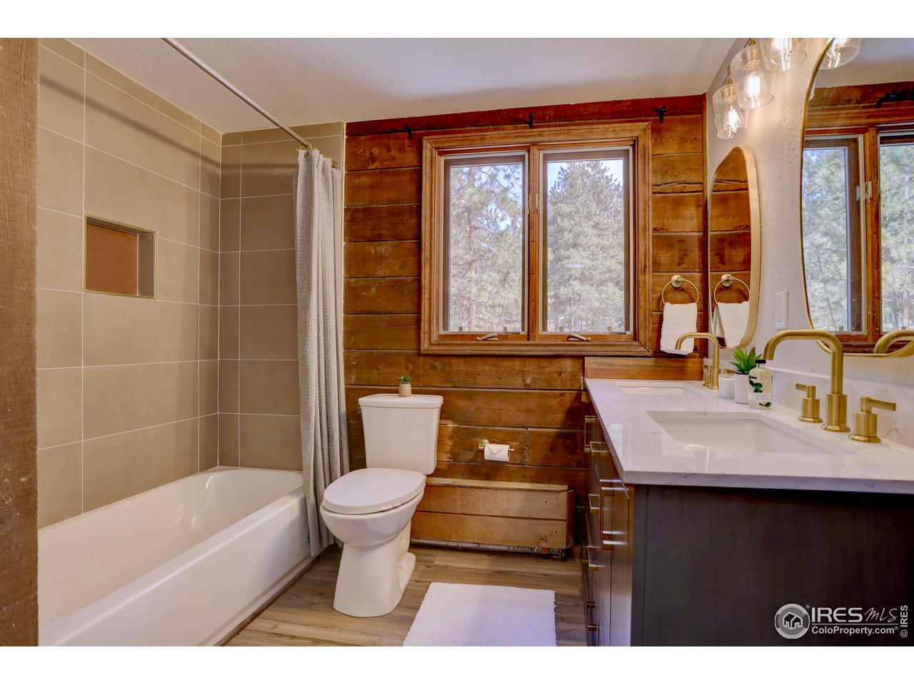 601 Pika Road Boulder, CO 80302 - Photo 24 of 38 a bathroom with a sink a toilet and tub