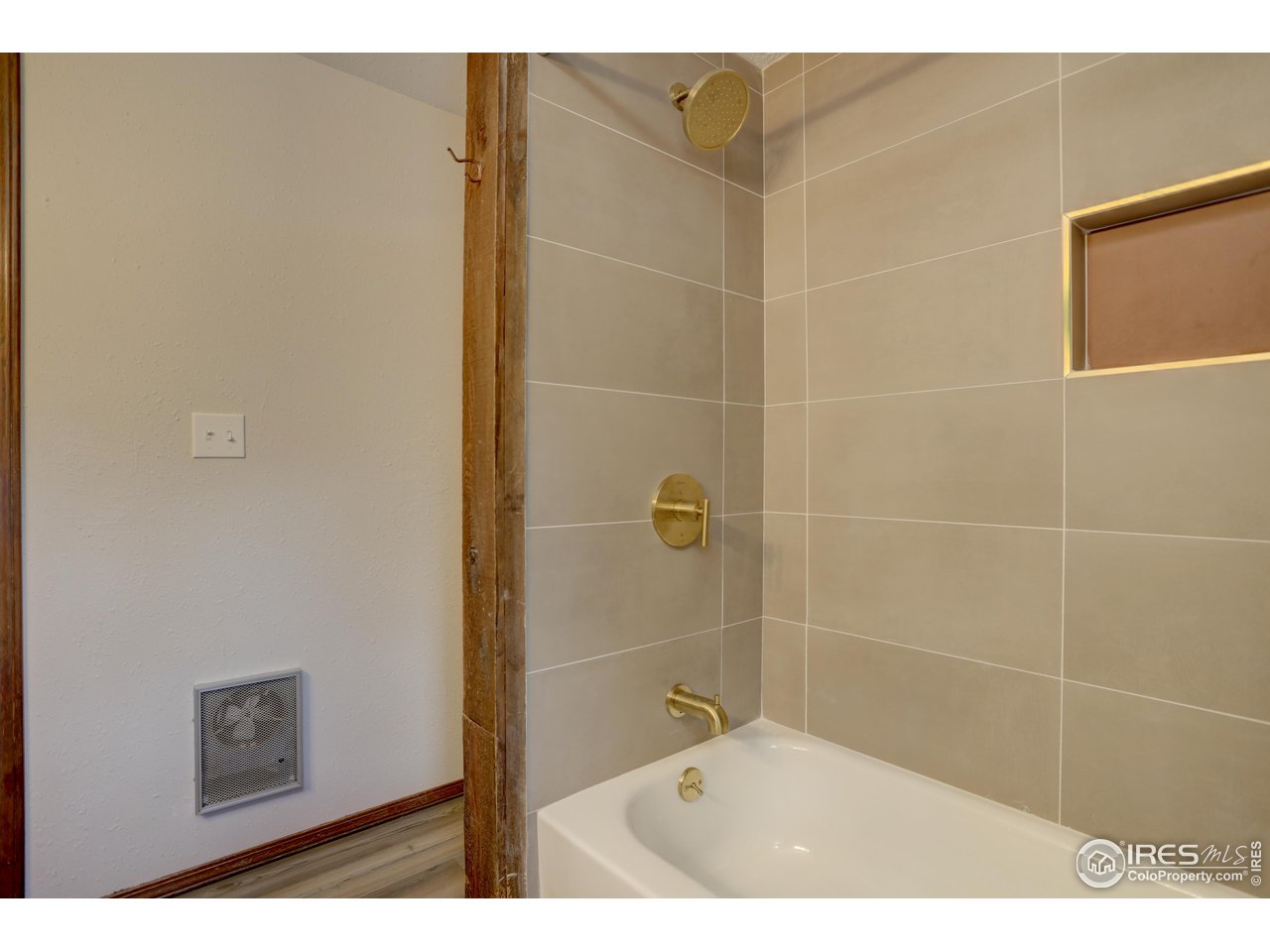 601 Pika Road Boulder, CO 80302 - Photo 25 of 38 a bathroom with a shower