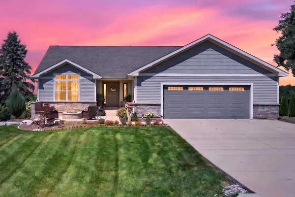 $400,000 | 25424 North 1750 East Road, Hudson, IL 61748