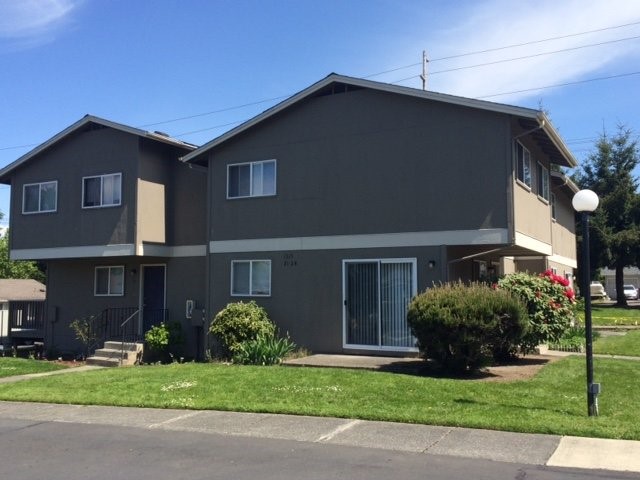 1315 North 18th Street Mount Vernon, WA 98273 - Photo 1 of 9 a front view of a house with garden